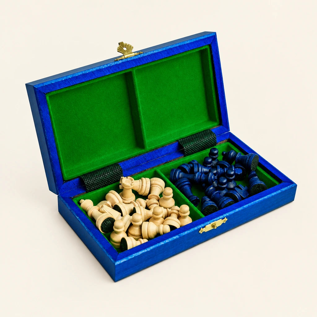 Jeu d’échecs Le Petit Nomade bleu — coffret ouvert, pièces rangées