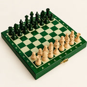 Jeu d’échecs Le Petit Nomade vert magnétique — le jeu complet sur fond crème