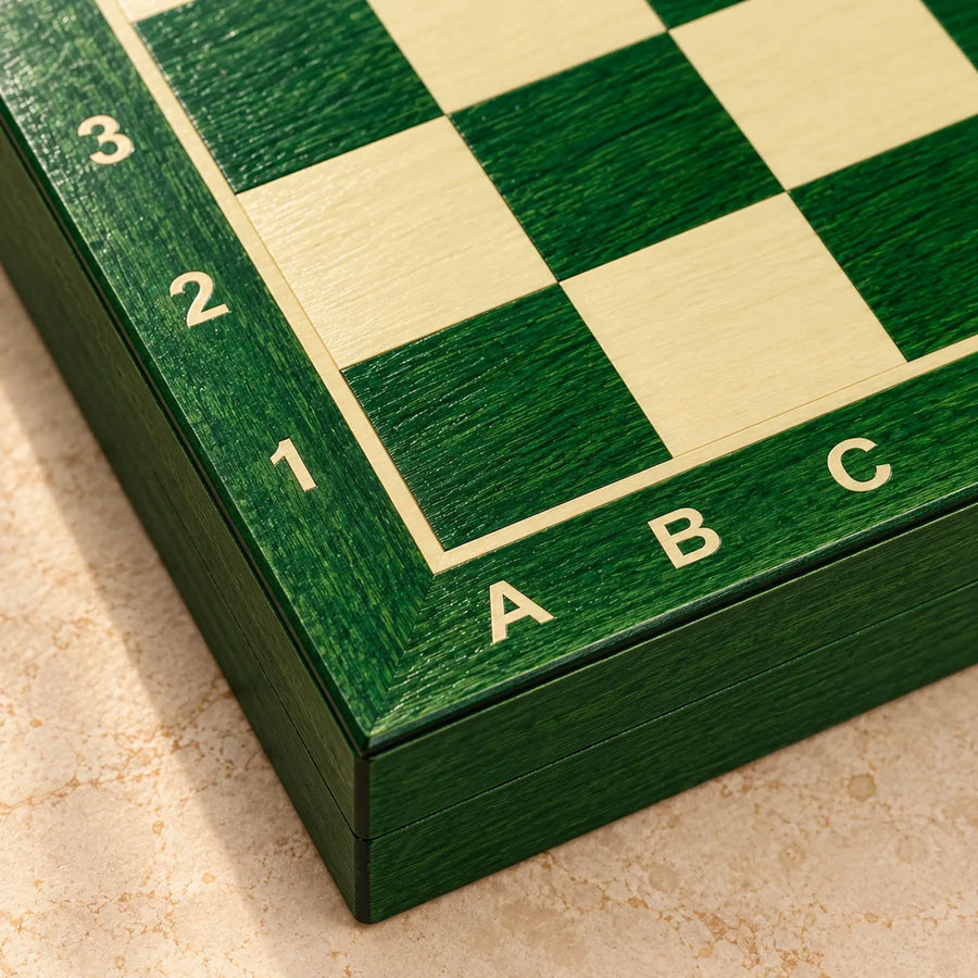 Jeu d’échecs Le Petit Nomade vert — détail du bois et du décor