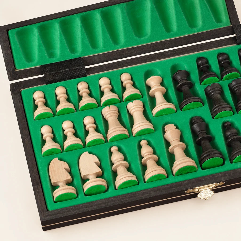 Jeu d’échecs Le Nomade noir — coffret ouvert, pièces rangées