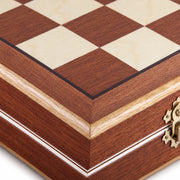 Jeu d’échecs Le Bastion — détail du bois et du décor
