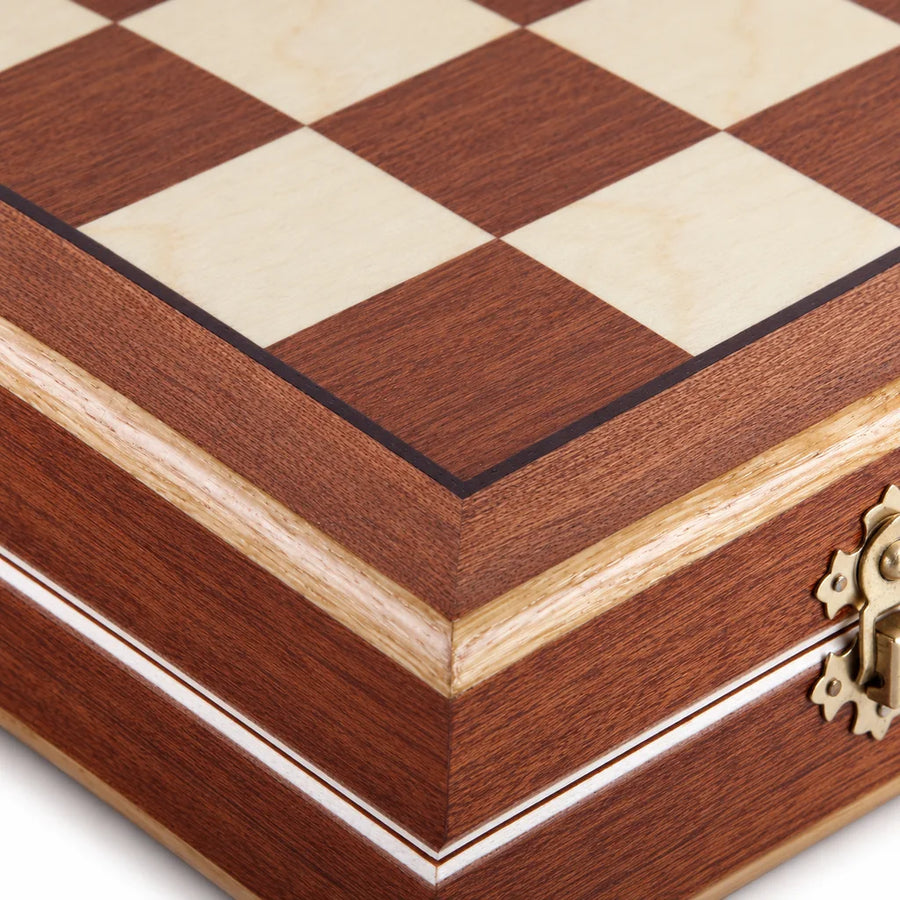 Jeu d’échecs Le Bastion — détail du bois et du décor
