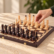 Jeu d’échecs L’Empereur — une main déplace une pièce