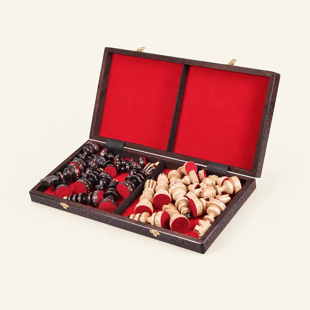 Jeu d’échecs L’Empereur — coffret ouvert, pièces rangées