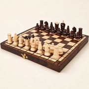 Jeu d’échecs Le Trianon en bois pyrogravé — le jeu complet en position de départ sur fond crème