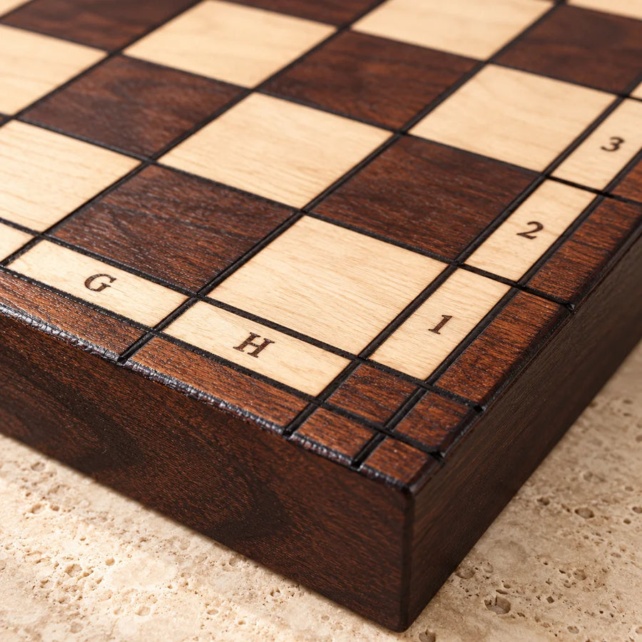 Jeu d’échecs Le Trianon — détail du bois et du décor
