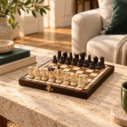 Jeu d’échecs Le Petit Trianon — mis en scène dans un salon