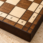 Jeu d’échecs Le Petit Trianon — détail du bois et du décor