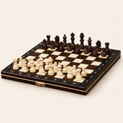 Jeu d’échecs L’Apprenti magnétique en bois — le jeu complet sur fond crème