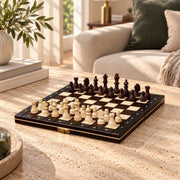 Jeu d’échecs L’Apprenti — mis en scène dans un salon