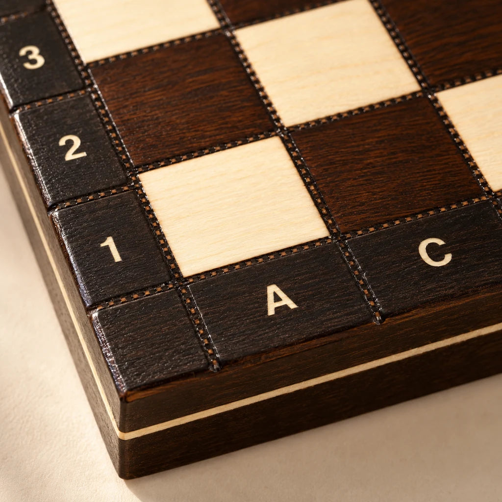 Jeu d’échecs L’Apprenti — détail du bois et du décor