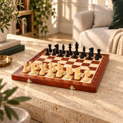 Jeu d’échecs Le Régence n°4 — mis en scène dans un salon