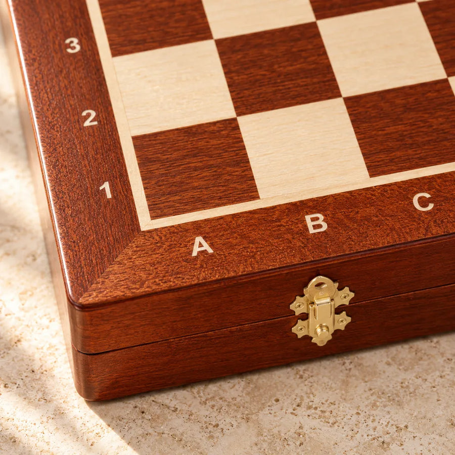 Jeu d’échecs Le Régence n°4 — détail du bois et du décor