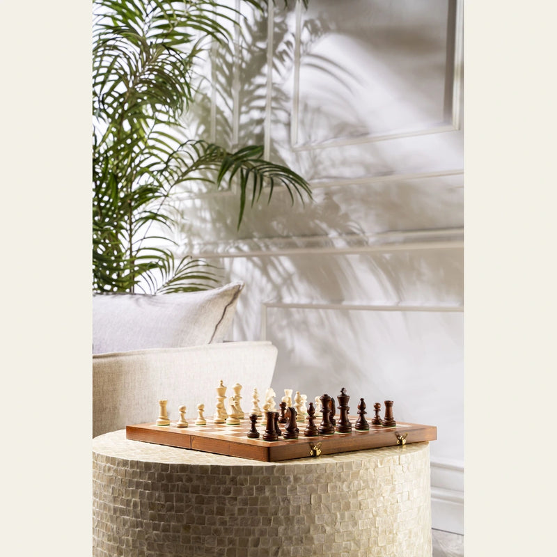 Jeu d’échecs Le Régence n°5 — mis en scène dans un salon