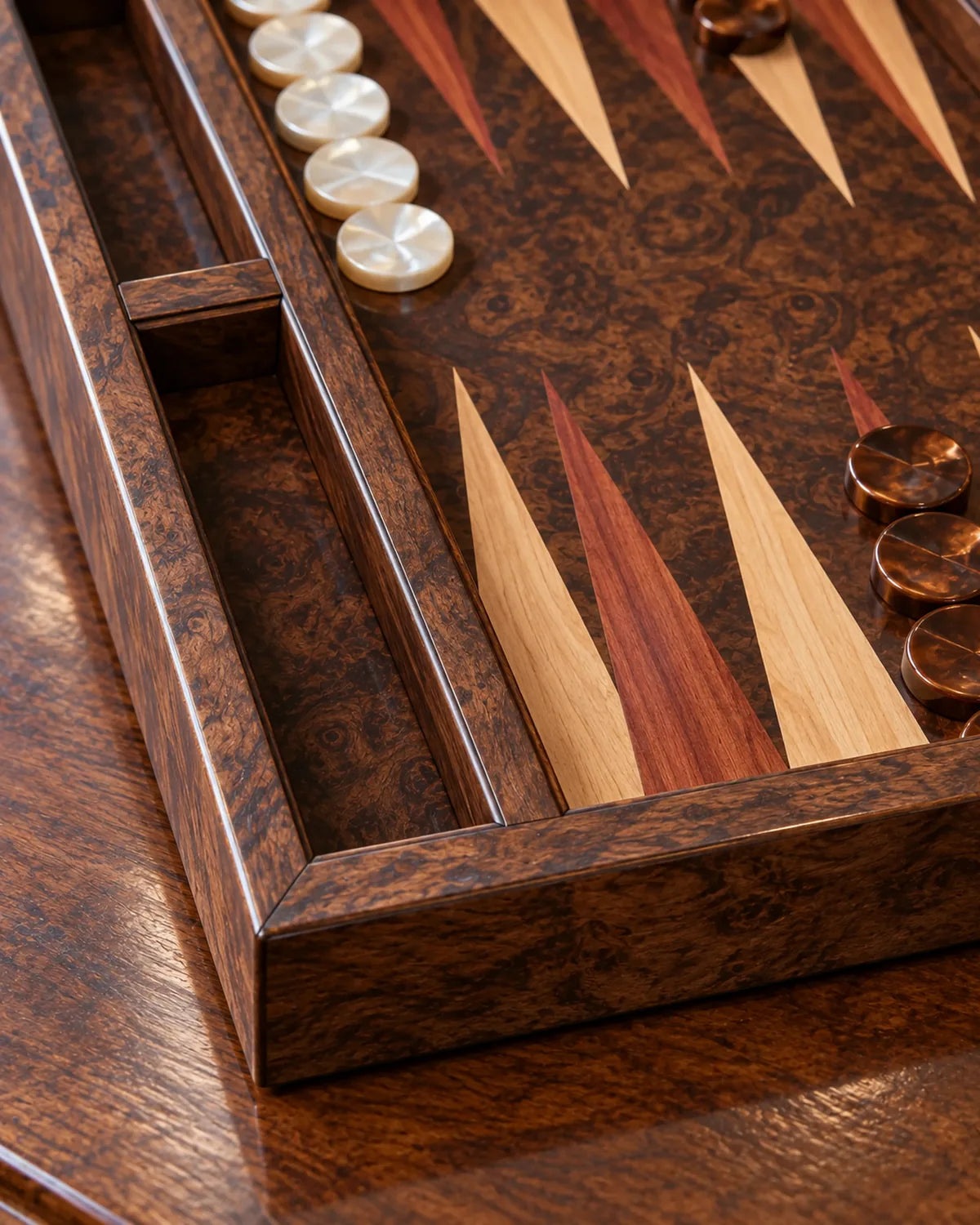 Backgammon Noyer de Californie — 07 detail cadre