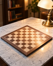 Échiquier seul sur une table en marbre