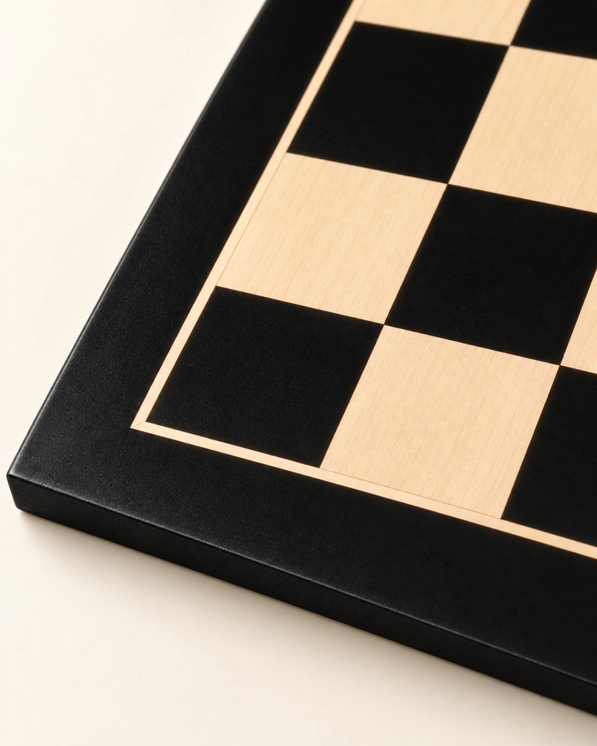 Gros plan sur la bordure noire et le filet clair