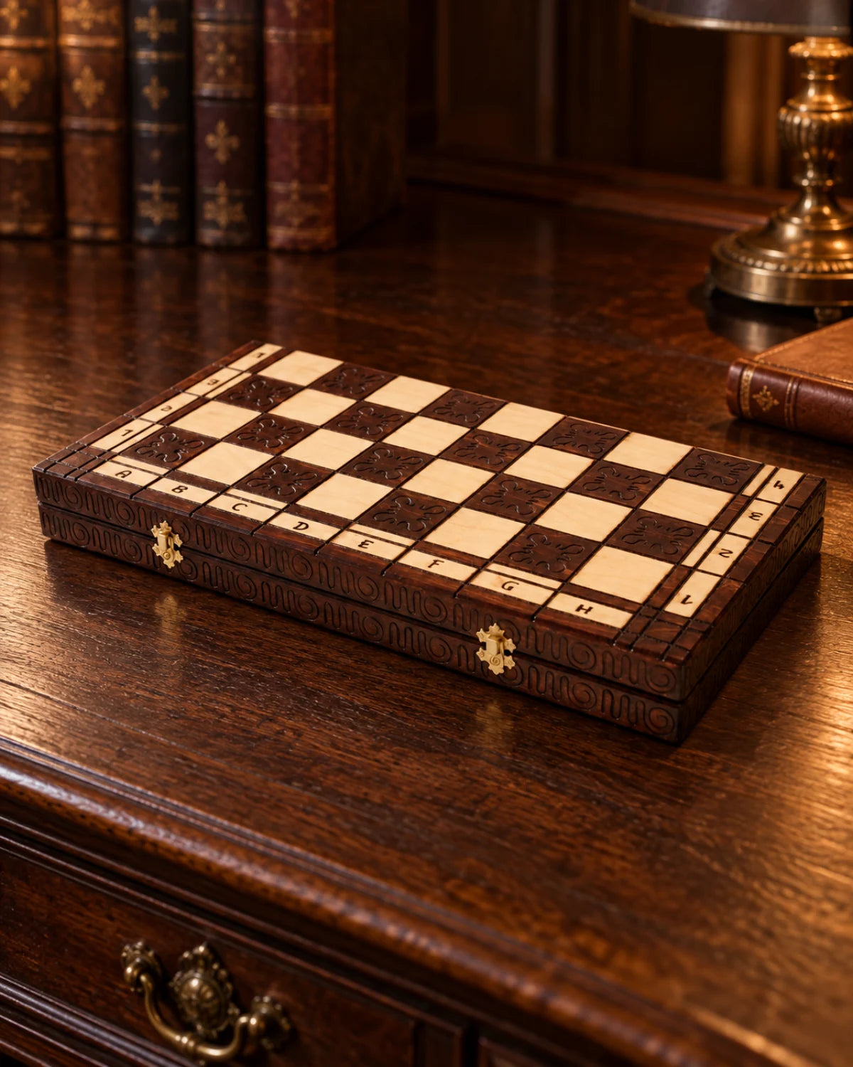Coffret dans une bibliothèque