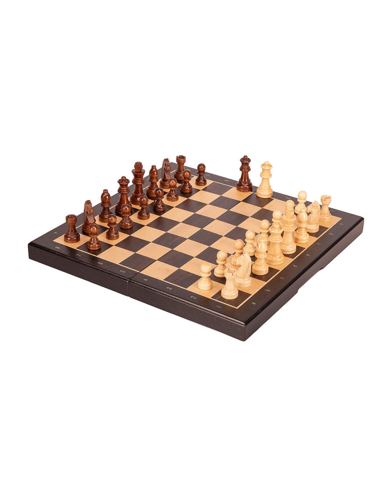 Jeu d’échecs magnétique à finition foncée — plateau ouvert avec ses pièces, photo fabricant