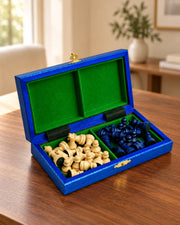 Coffret bleu ouvert avec ses compartiments de rangement