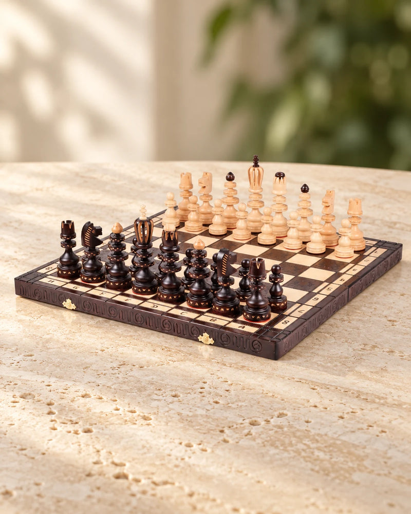 Jeu d’échecs Roman bois — le jeu et ses pièces, ambiance premium