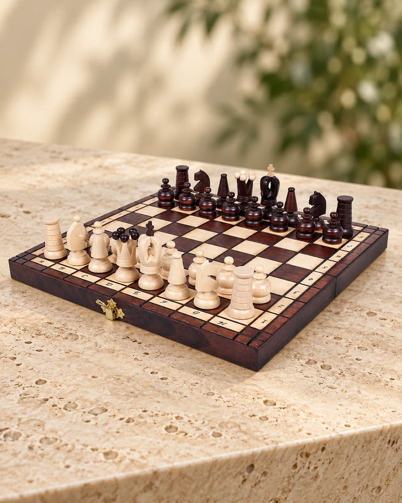 Jeu d’échecs Royal Maxi pyrogravé — le jeu et ses pièces, ambiance premium