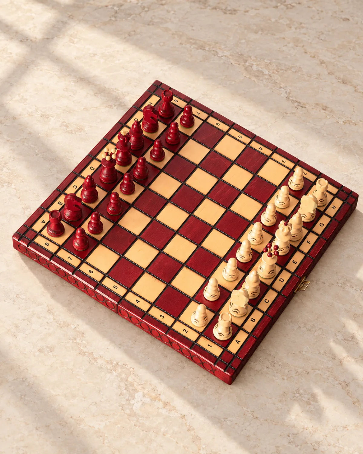 Jeu présenté sur une table claire
