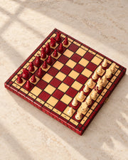 Jeu présenté sur une table claire