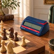Pendule d’échecs numérique bleue — mis en scène