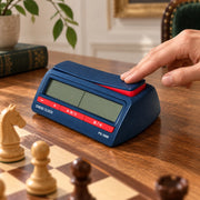 Pendule d’échecs numérique bleue — main qui appuie sur la pendule