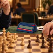 Pendule d’échecs numérique bleue — en tournoi