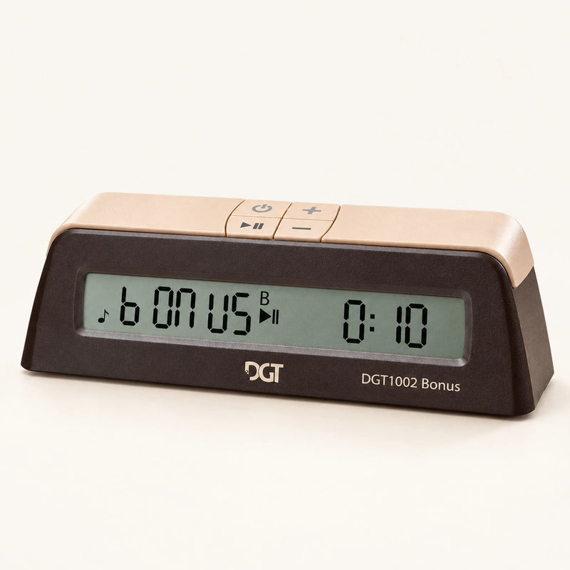 Pendule d’échecs numérique DGT 1002 Bonus — vue d’ensemble sur fond crème