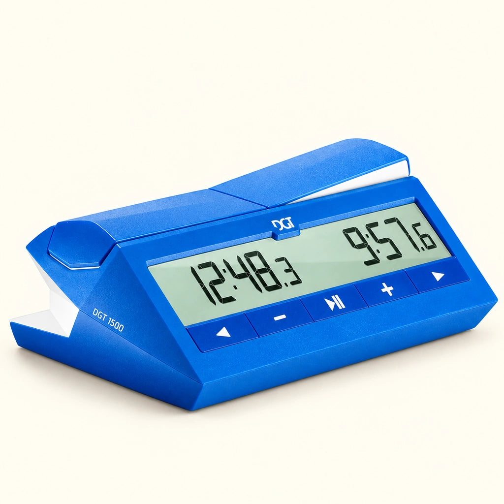 Pendule d’échecs numérique DGT 1500 bleue — vue d’ensemble sur fond crème