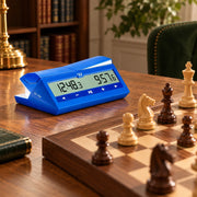 Pendule d’échecs numérique DGT 1500 bleue — mis en scène