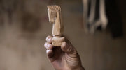 Vidéo : la fabrication de nos jeux d’échecs dans l’atelier en Pologne, du bois brut aux pièces sculptées à la main