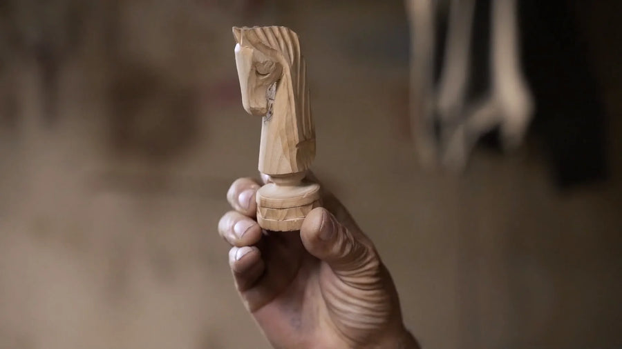 Vidéo : la fabrication de nos jeux d’échecs dans l’atelier en Pologne, du bois brut aux pièces sculptées à la main