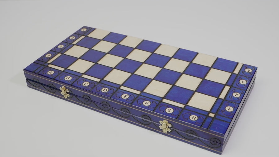Vidéo du jeu d’échecs Le Diplomate : coffret pliant, plateau bleu pyrogravé et pièces sculptées