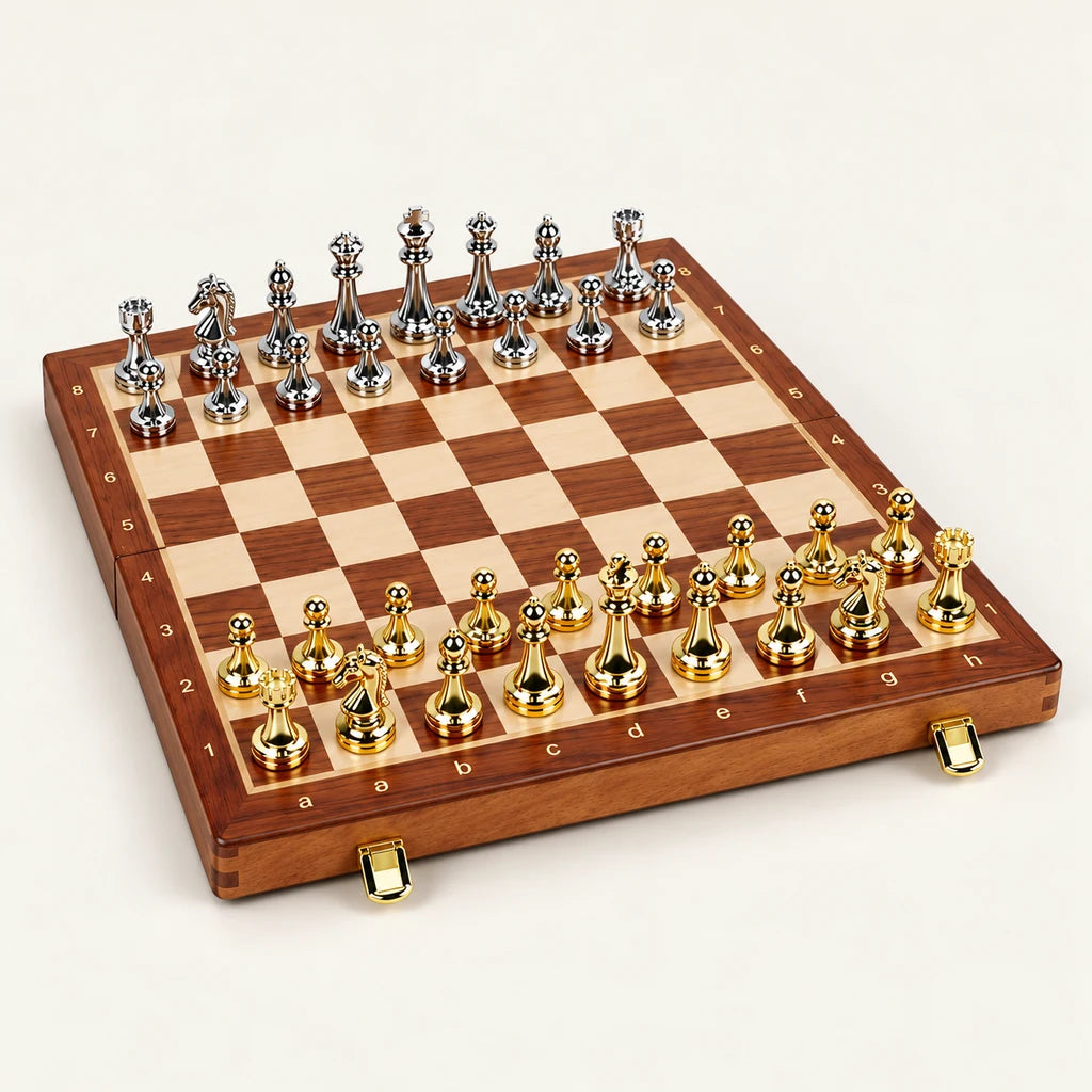 Jeu d’échecs Le Médaillon — échiquier pliant, pièces en métal doré et argenté
