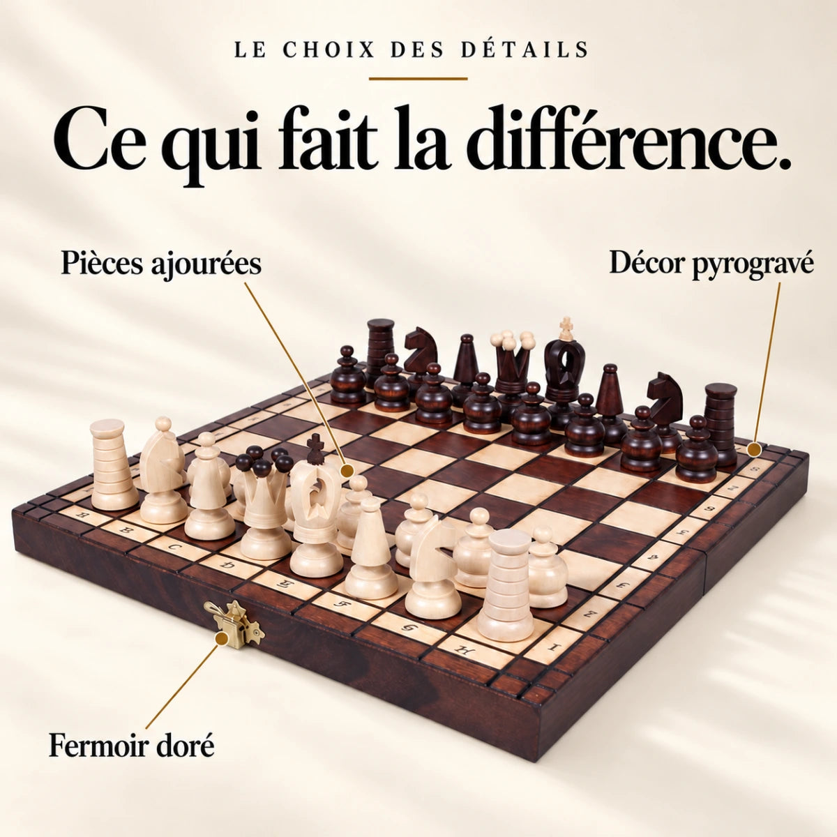 Ce qui fait la différence : Pièces ajourées, Décor pyrogravé, Fermoir doré.