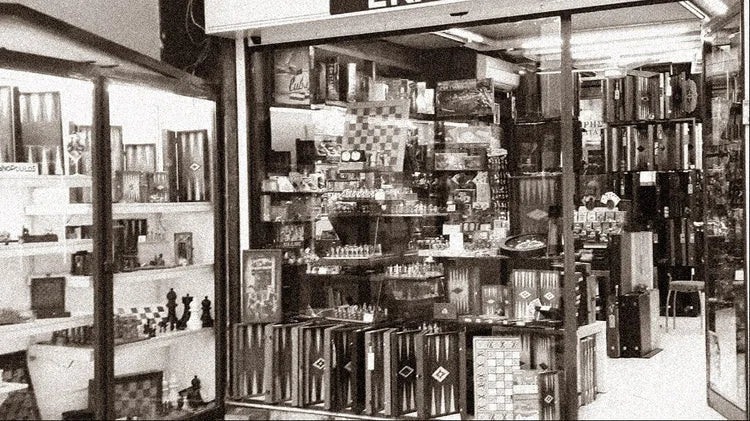 Photo d’archive : vitrine de la première boutique Manopoulos à Athènes, remplie de jeux