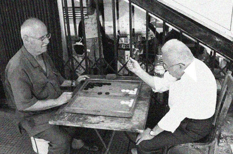 Photo d’archive en noir et blanc : deux hommes jouent au tavli