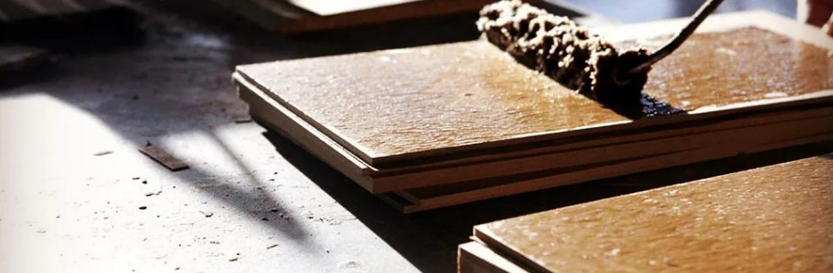 Encollage d’un plateau de backgammon en bois dans l’atelier