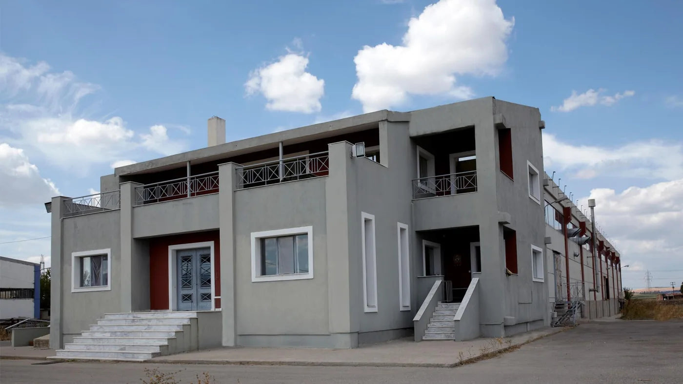 Façade de la fabrique Manopoulos à Thèbes, en Grèce