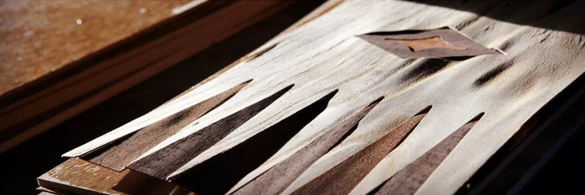 Pose à la main des flèches en marqueterie sur un plateau de backgammon