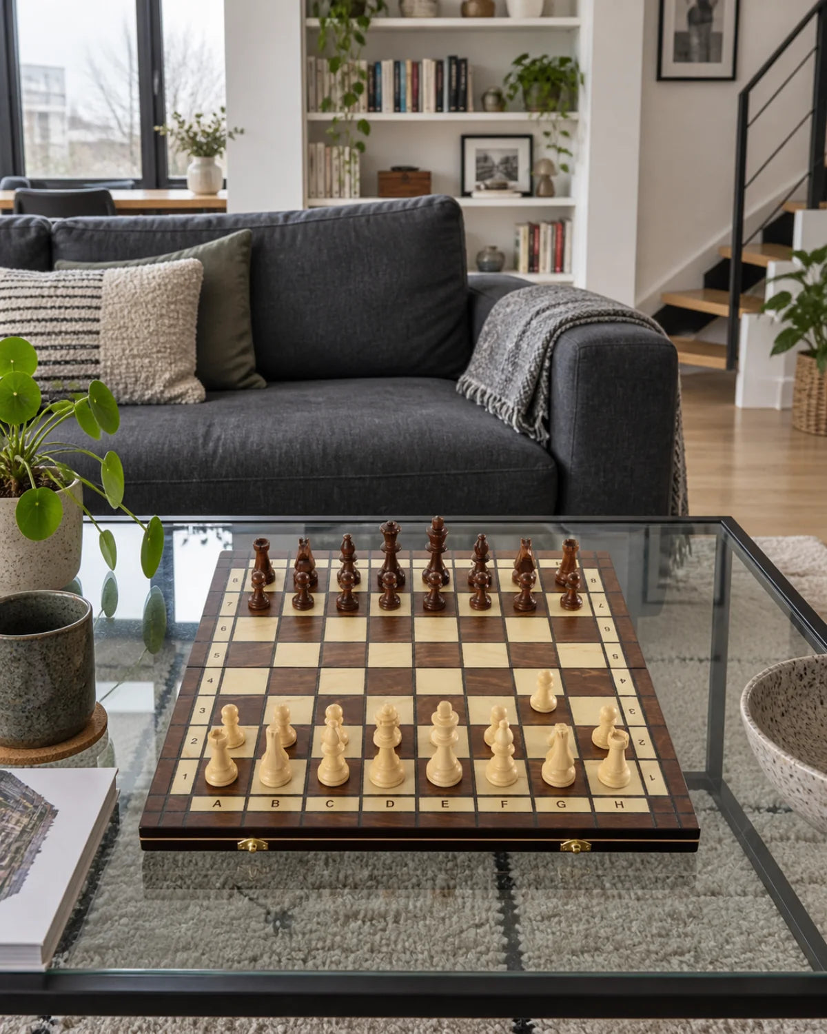 Échiquier Brun classique dans un salon chaleureux — mise en scène décorative