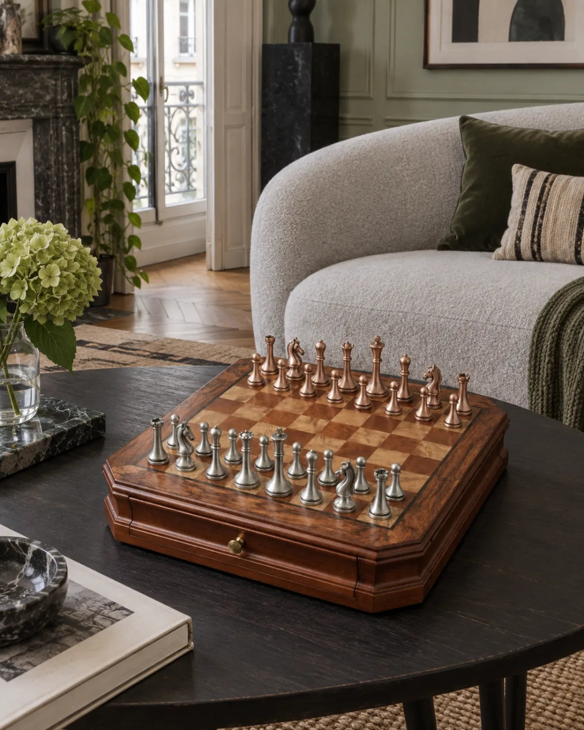 Jeu d’échecs aux finitions cuivrées et argentées dans un salon chaleureux — mise en scène décorative