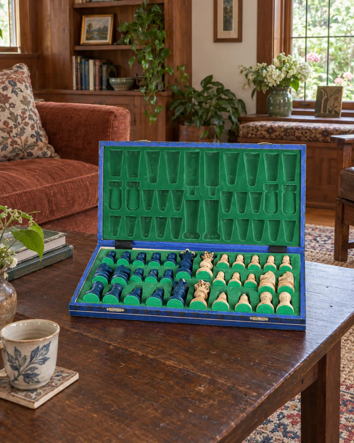 Jeu d’échecs Ambassador bois dans un salon chaleureux — mise en scène décorative