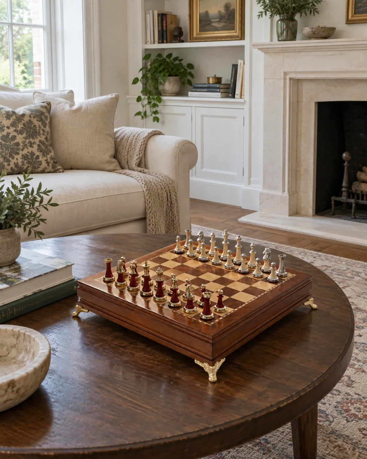 Jeu d’échecs aux accents dorés dans un salon chaleureux — mise en scène décorative