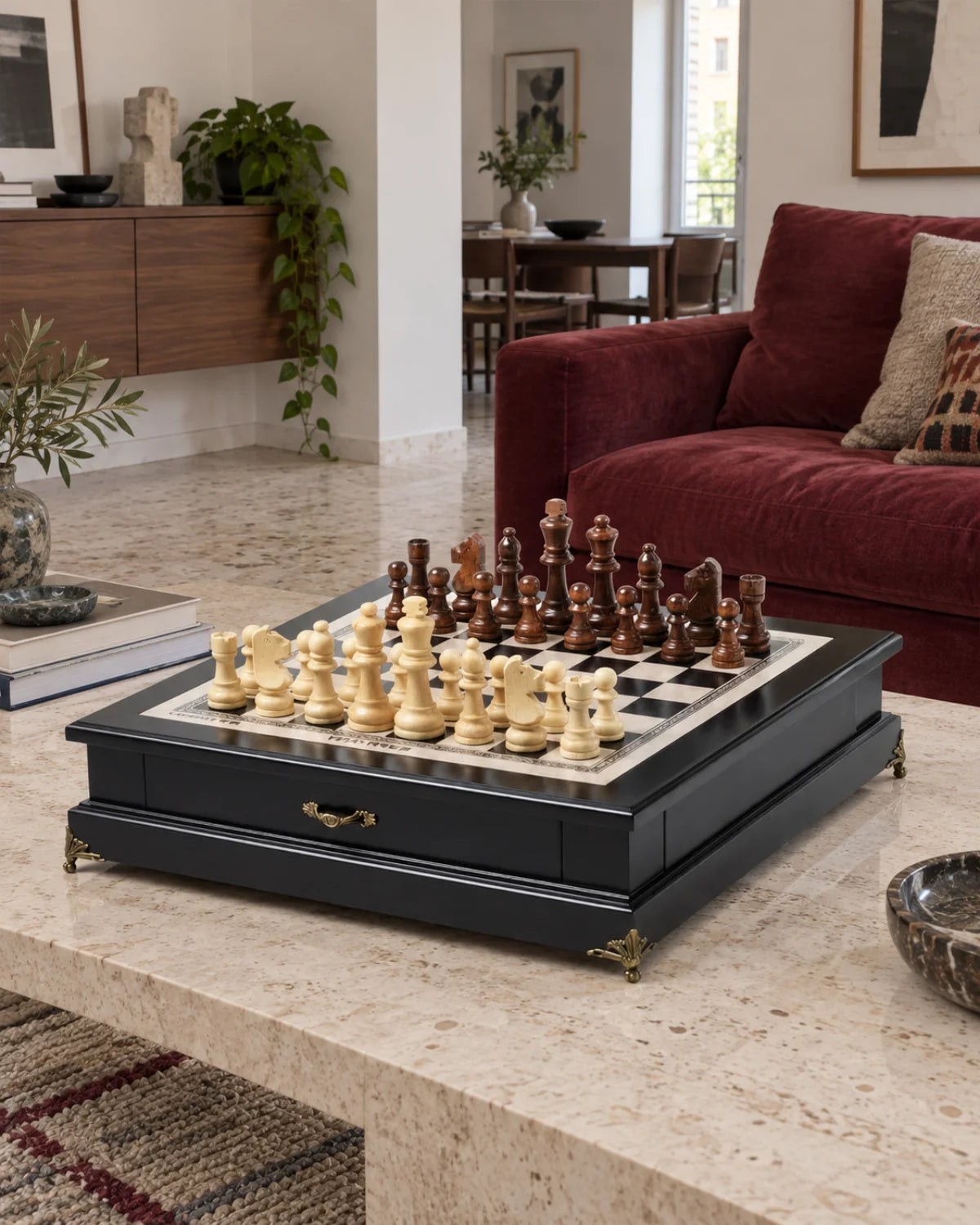 Jeu d’échecs noir décoratif dans un salon chaleureux — mise en scène décorative