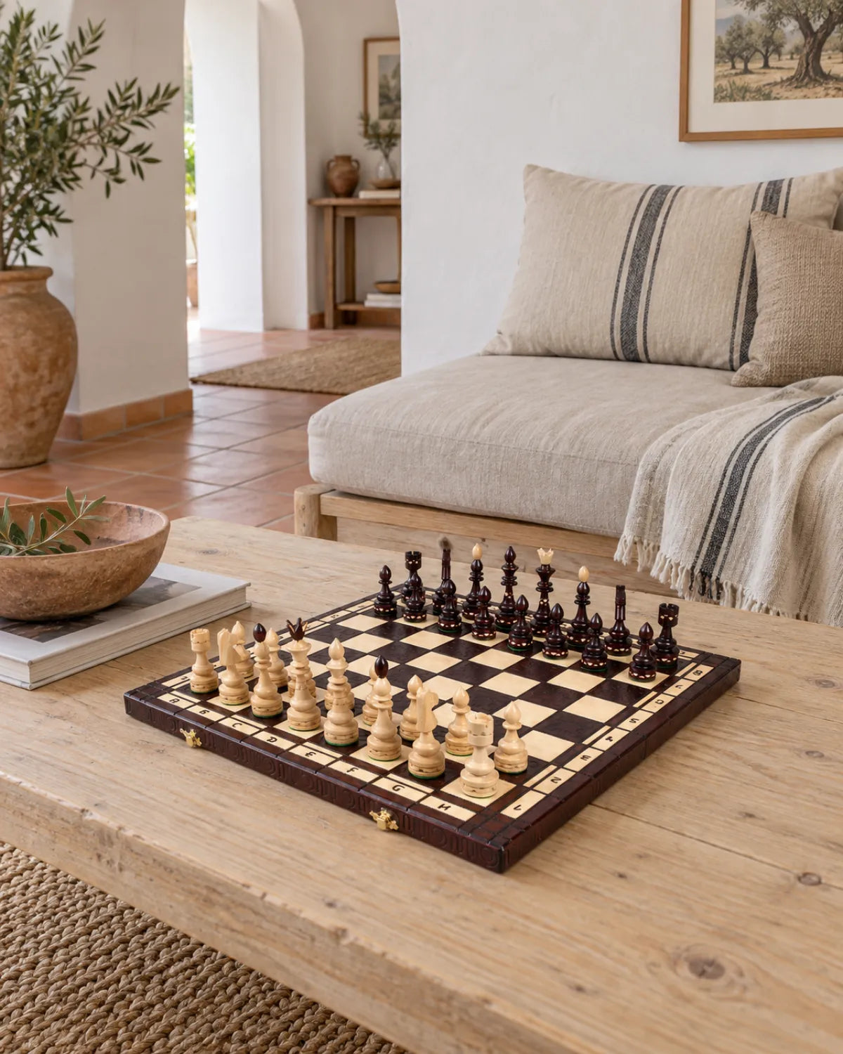 Jeu d’échecs Indian en bois dans un salon chaleureux — mise en scène décorative